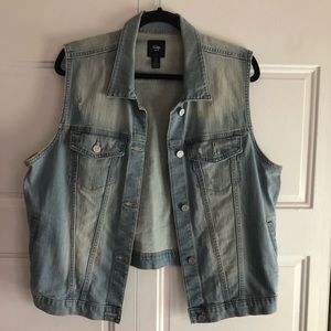 🌸 Gap denim vest.